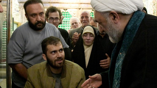 لحظاتی ناب از آیین غبارروبی مضجع مطهر حضرت سیدالکریم(ع) در ایام دهه مبارک کرامت با حضور خادمان آستان قدس رضوی و همچنین جانباز سرافراز لانچری جنگ رمضان