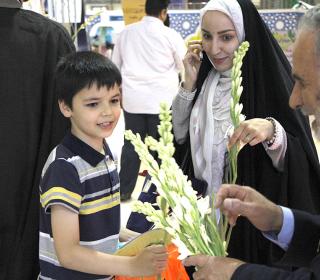 اهداء گل به بازدیدکنندگان نمایشگاه قرآن در شب ولادت امام حسن مجتبی (ع) 